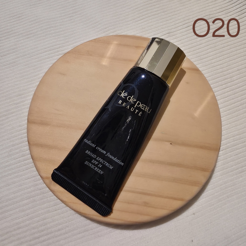 Clé de Peau Beauté - Radiant Cream Foundation
